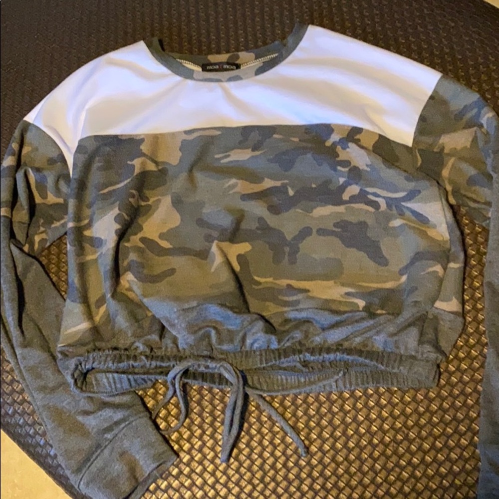 Crop camo sweatshirt